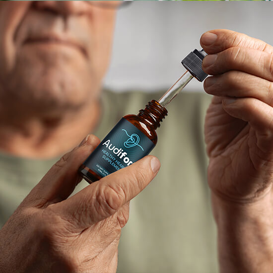Person holding the Audifort dropper bottle